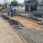 Secretaria de Obras realiza manutenção e troca de bloquetes na Rua Antônio Jorge no Jardim Cruzado