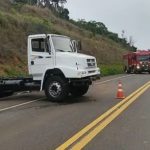 CAMINHÃO BATE CONTRA BARRANCO NA SP-215 E MOTORISTA É SOCORRIDO