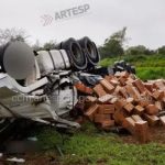 ÁRVORE CAI SOBRE CARRETA NA WASHINGTON LUÍS, VEÍCULO CAPOTA E MOTORISTA MORRE